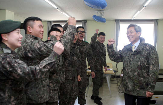 윤종규 KB국민은행장(오른쪽)이 26일 경기도 연천 군부대를 방문해 장병들을 격려하고 화이팅을 외치고 있다.